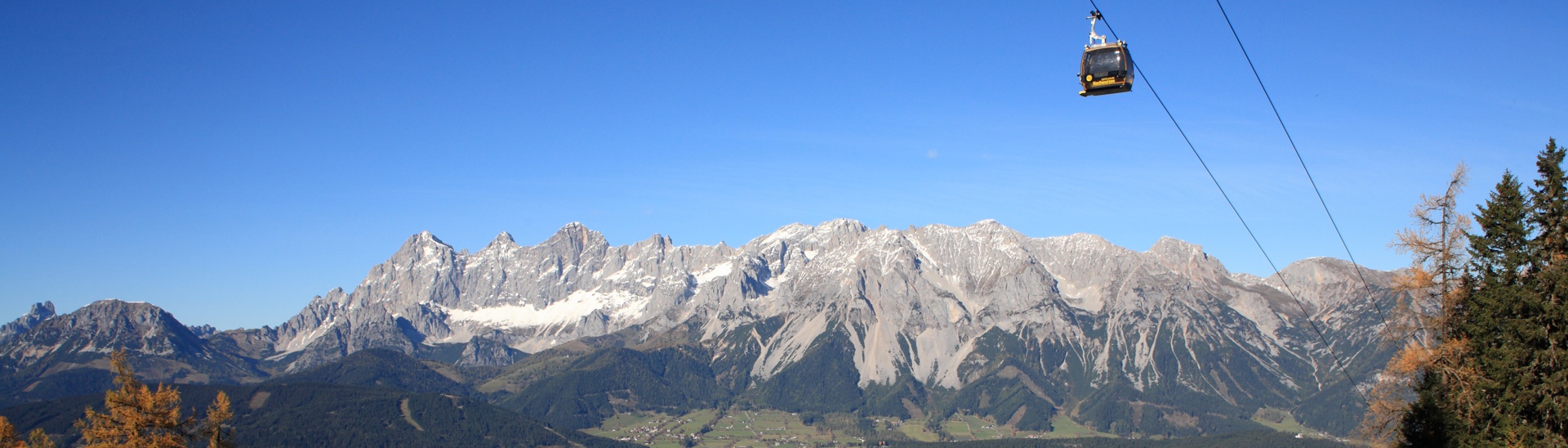 Gondelbahn Hochwurzen mit Dachstein im Hintergrund